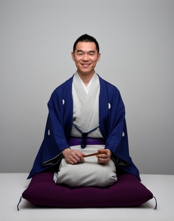 柳家花緑 青羽織(座り).jpg